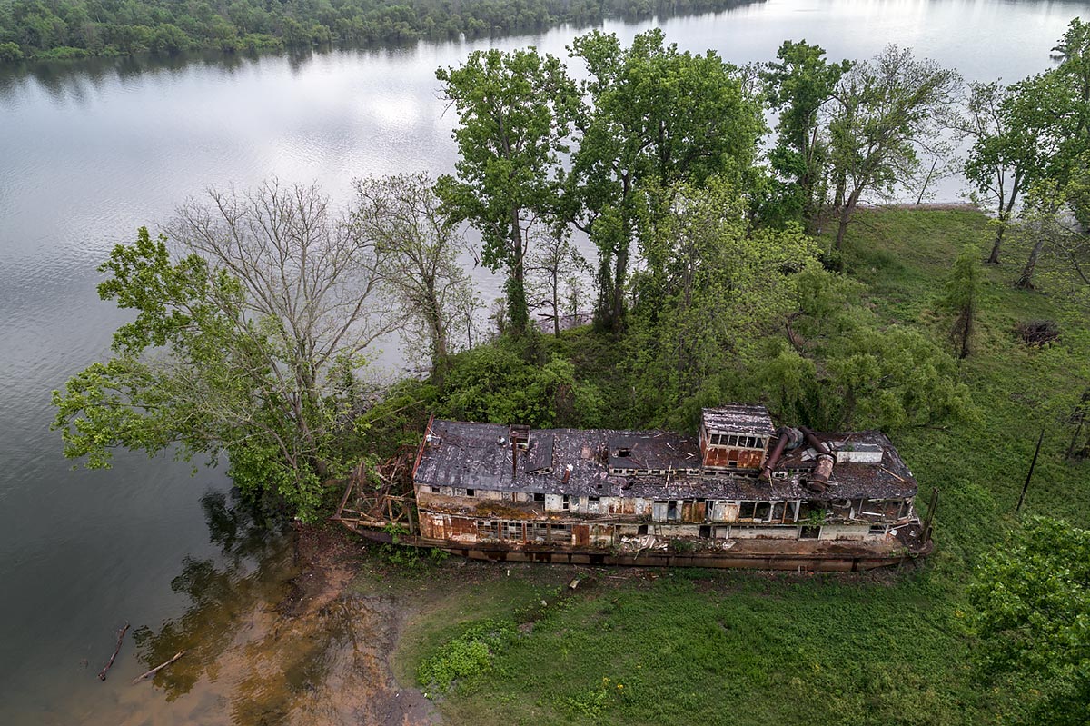 stranded #36, usa, 2017 (built in 1921 the mamie s. barrett was first a towboat, from 1935-47 used by the army and later a floating clubhouse)