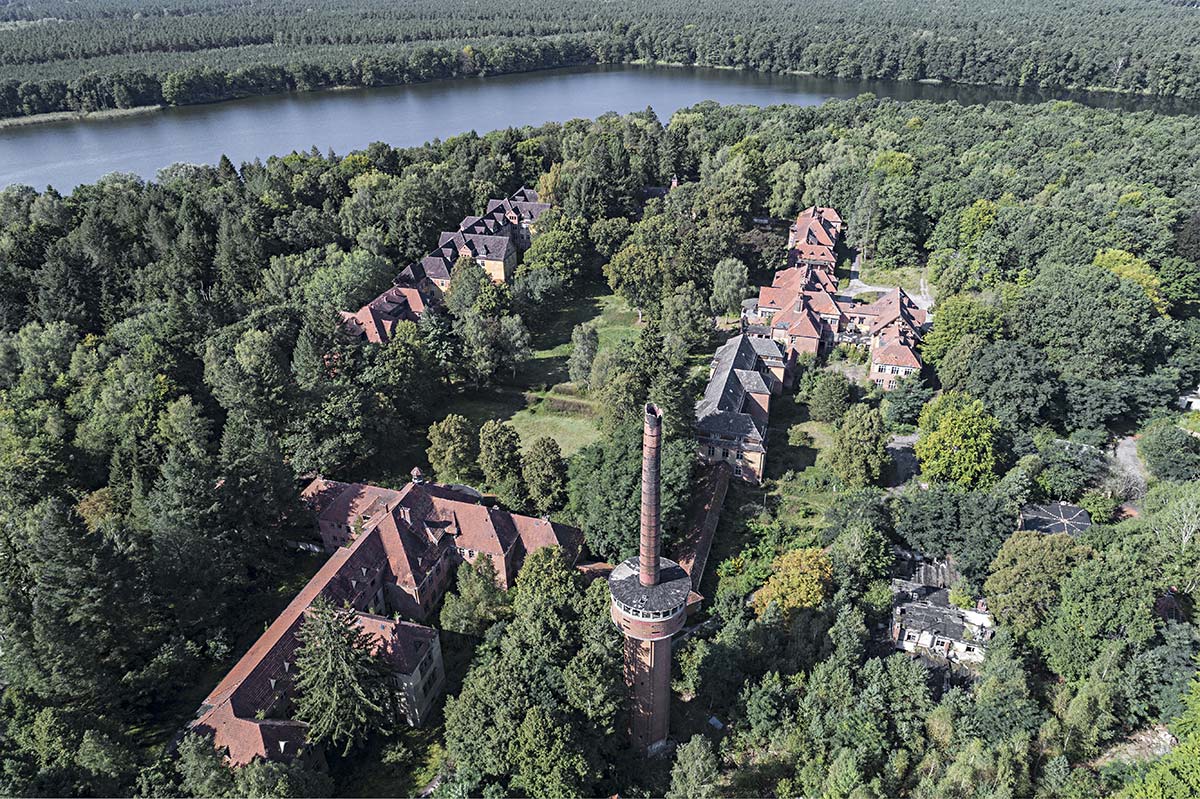 lost berlin #9, germany, 2017 (the lung hospital at Grabow-lake was built in 1896. After WW2 used as a Soviet military hospital. Abandoned since the 90s)