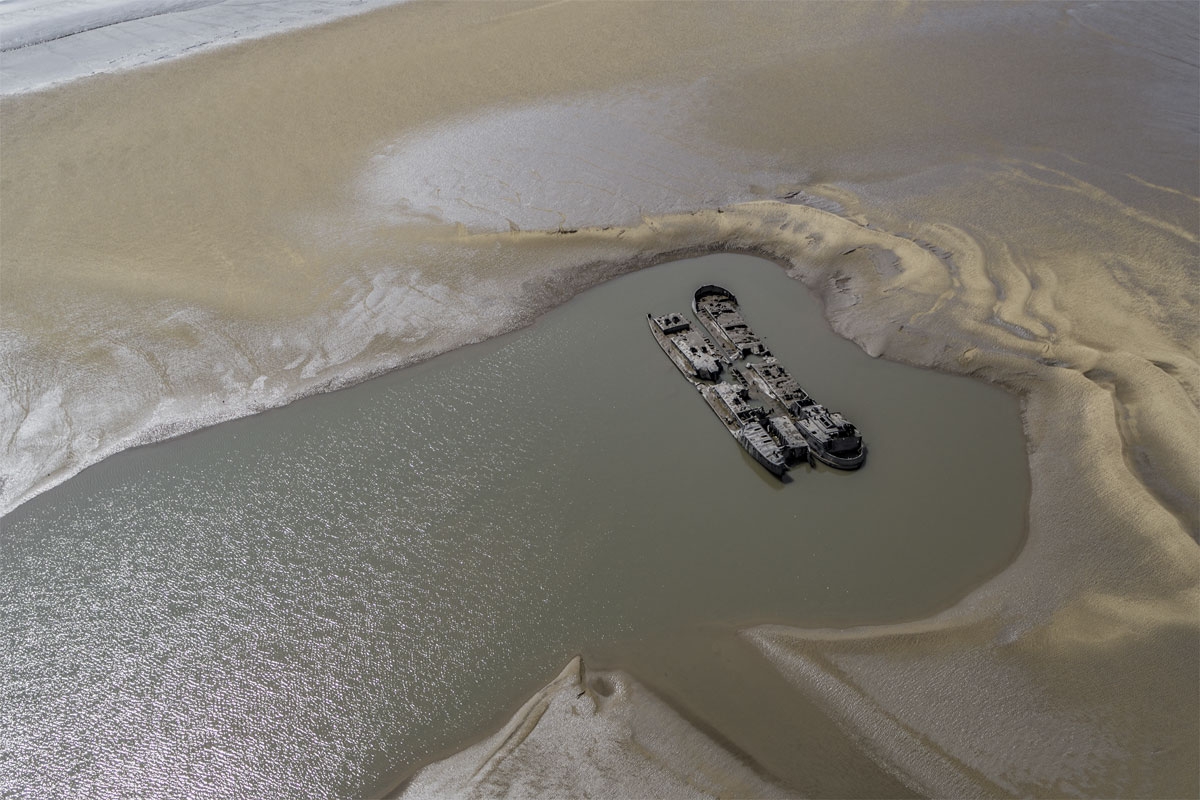 stranded #50, uk, 2018 (1960, in thick fog two barges collided with one column of the severn railway bridge. 2 bridge spans collapsed and hit the barges causing the fuel oil cargo to catch fire. Five people died. The 1269m bridge was never rebuilt. only visible at low tide)