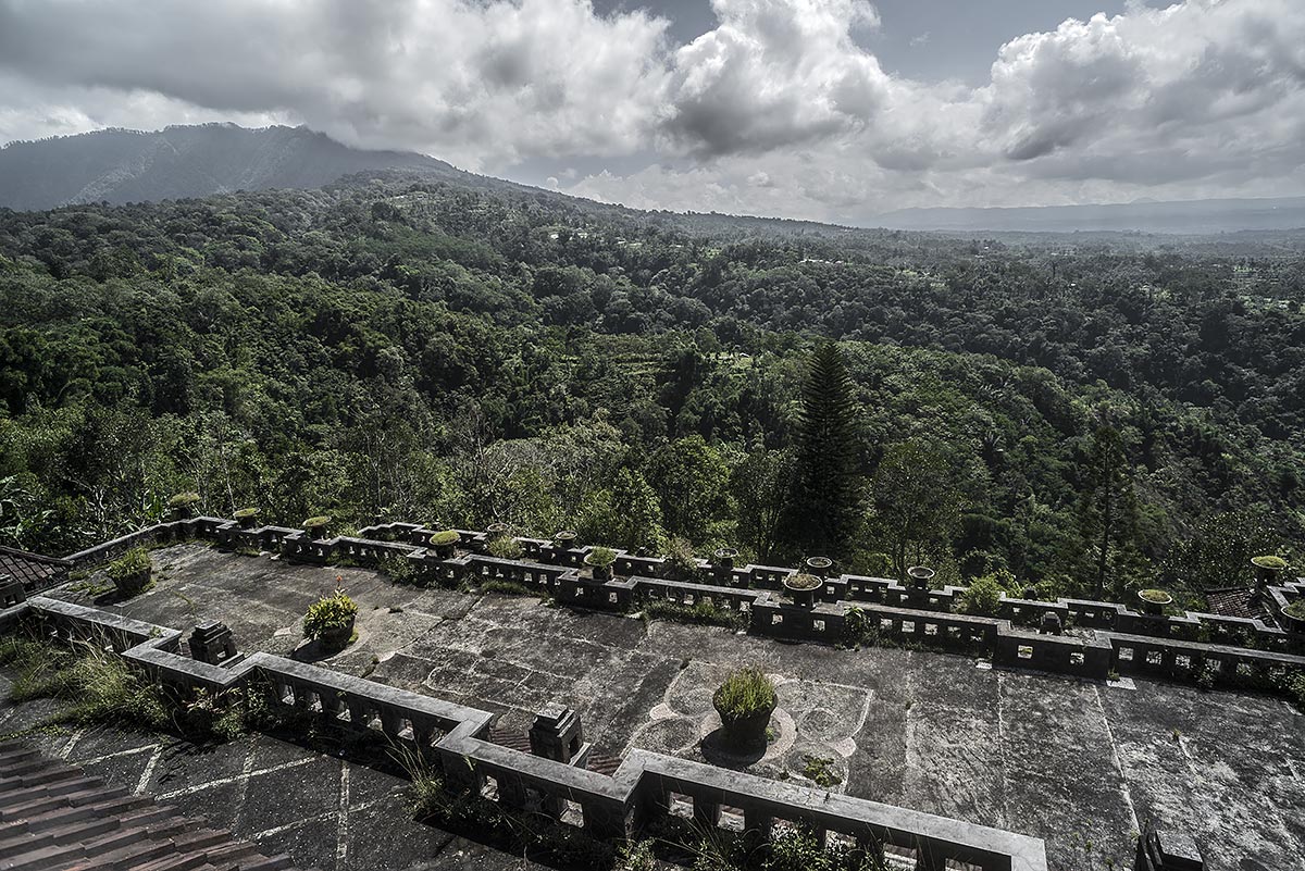 no vacancy #35.2, indonesia, 2015 (built in the 90s by the son of president suharto it was never finished as he had to go to jail after his father resigned in 1998)