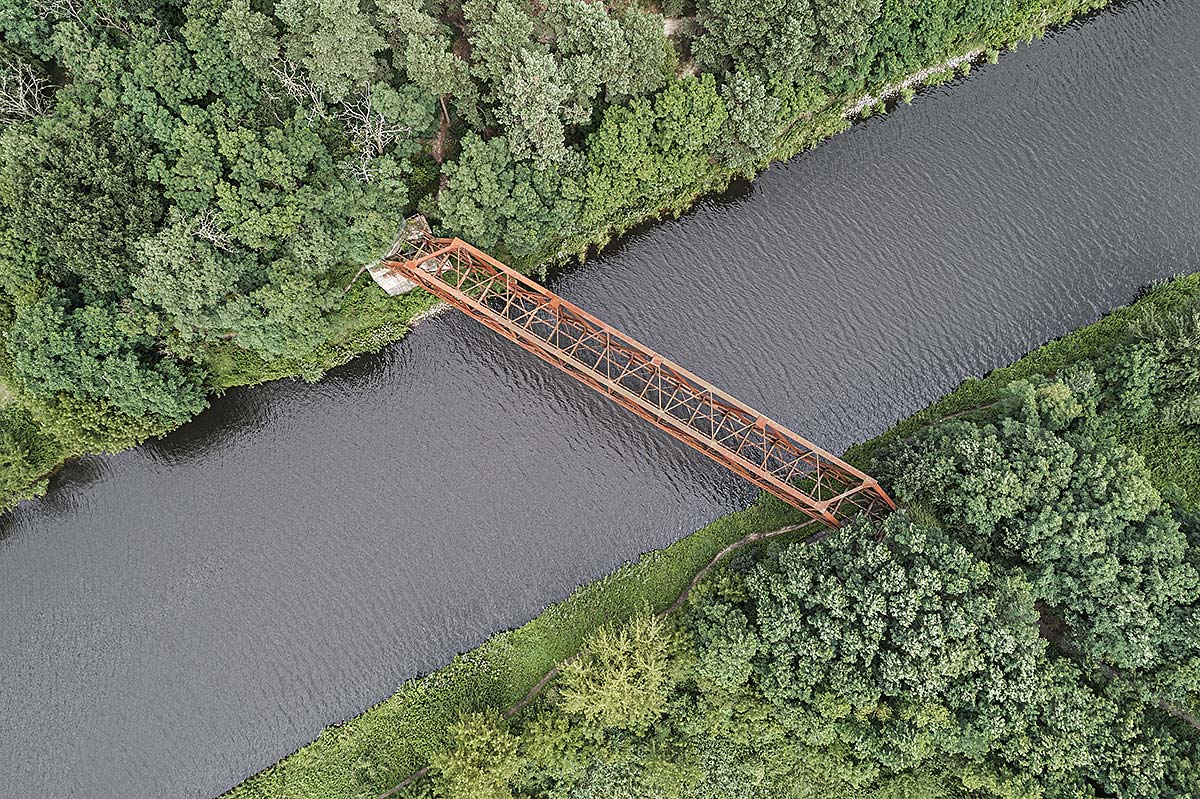 lost berlin #4, germany, 2017 (this 62m rr-bridge was built in 1910 to connect to a new cemetery and paid for by the church. After WW1 it got the nickname 'widow express'. Abandoned since the Berlin wall in 1961)