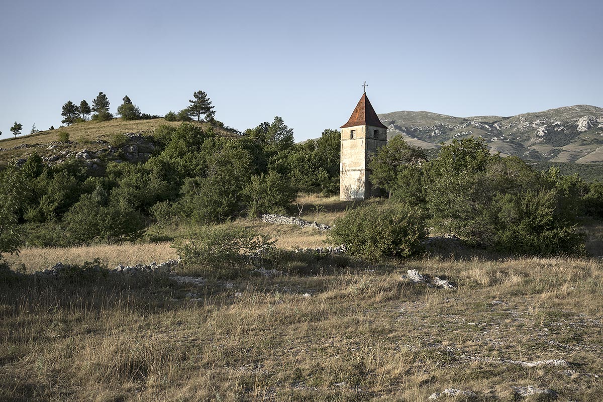 faithless #92, croatia, 2017 (many cemetery chapels were never rebuilt after the balkan war even if the cemeteries are still in use)