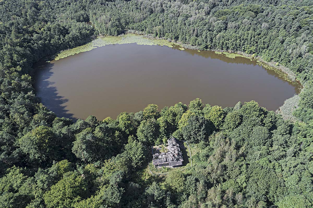 lost berlin #5, germany, 2017 (love nest of Goebbels at Bogen-lake, which was his bday present from the city Berlin. Later he built a 70 room villa nearby)