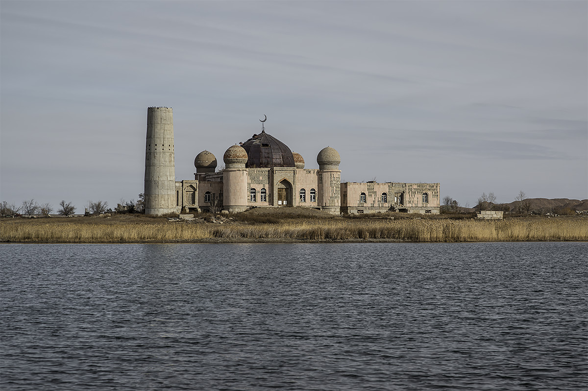 trust in gov, faithless #80, kazachstan, 2015 (this unfinisihed mosque is for sale as the contractor never got paid by the authorities that asked him to build it 18y ago. the officials have changed)