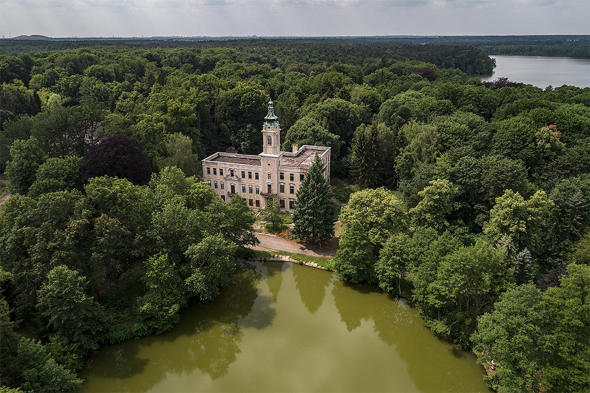 lost berlin #1, germany, 2017 (the castle Dammsmühle was visited by Napoleon, later owned by Himmler and then occupied by the Red Army. Later GDR high ranks used it as hunting lodge. After 1990 different concepts failed. abandoned since 2008)