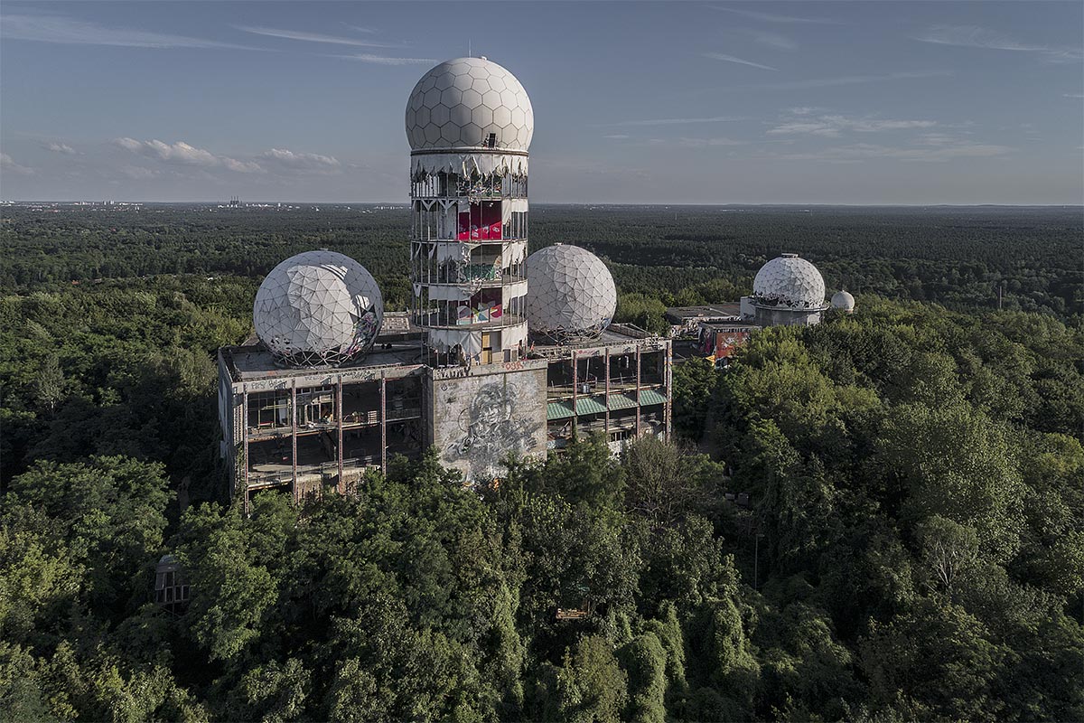 lost berlin #2, germany, 2017 (the spy station Teufelsberg was built on a mountain of WW2 rubel in the cold war. Up to 1500 people worked here. abandoned since the 90s)