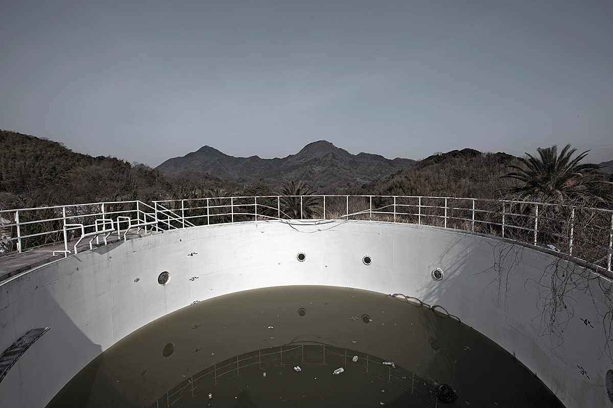 it was a pleasure #6, japan, 2010 (dive pool of waterpark, demolished in 2010)