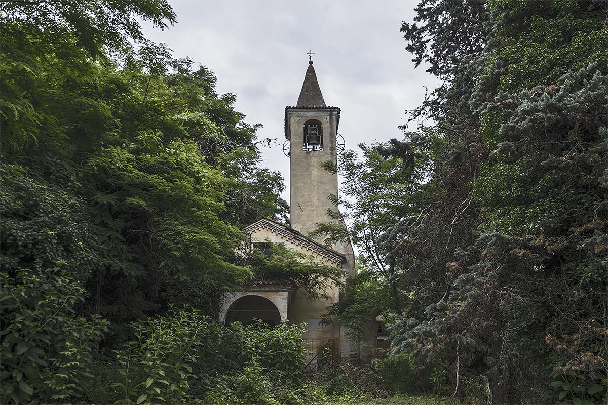 faithless #66, italy, 2015 (abandoned little church next to half abandoned village in linguria)