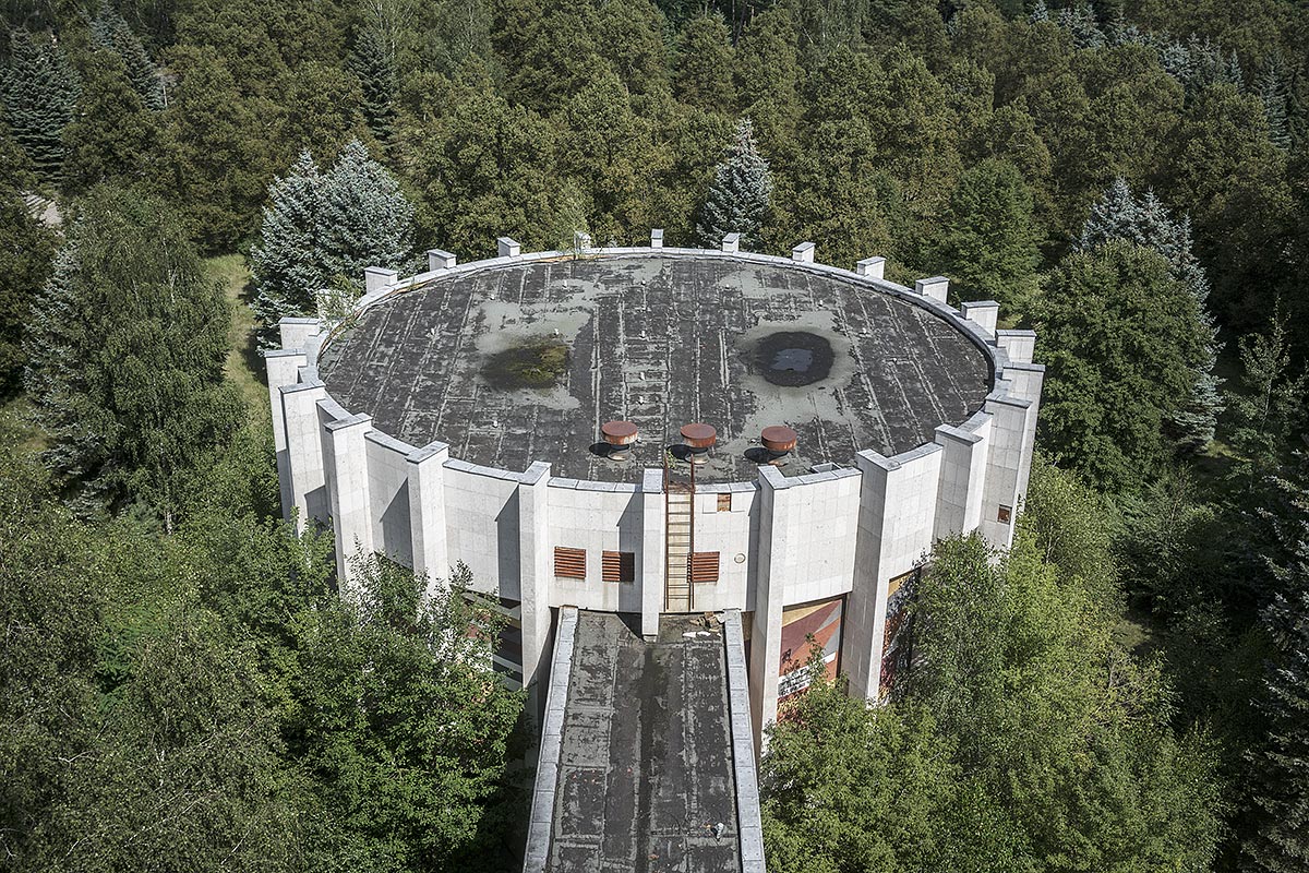 diorama, rest in peace #98, germany, 2017 (hq of the red army in east germany built this windowless building that contained a 360 degree painting of the ww2 victory over berlin. the painting was removed when the red army had to leave germany in 1994)